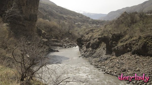 В Таджикистане начали расчистку русла рек и укрепление берега чтобы спастись от паводков