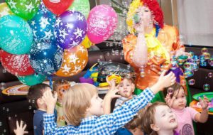 Как организовать детский праздник в соответствии с возрастом именинника