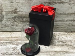 Розы в колбе: необычный подарок для близких