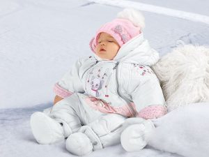 10 правил, как одеть младенца на прогулку зимой