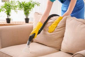 Почему лучше чистить мебель в химчистке