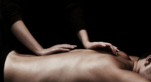 Особенности поцедуры эротического массажа