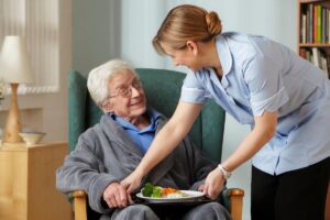 Сиделка для пожилых людей: на что обратить внимание при выборе сотрудника