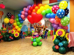 Создаем настроение и украшаем помещение воздушными шариками с гелием: особенности