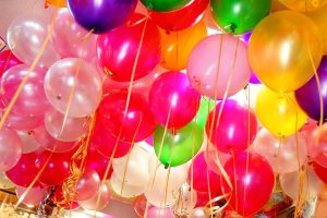 Почему воздушные шары – популярное украшение для праздников