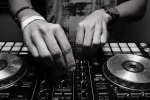 Онлайн-обучение для тех, кто хочет стать DJ: откройте свои возможности