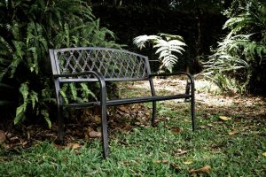 Садовые скамейки: создание уютных и функциональных зон отдыха