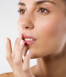 Как избавиться от трещинок на губах