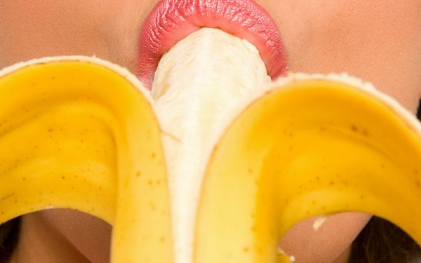 Банан во рту женщины