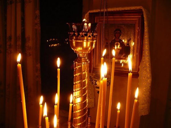 Горящие свечи в церкви