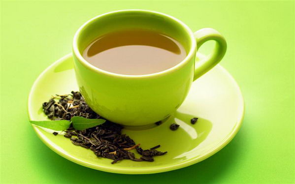 Кружка с зеленым чаем
