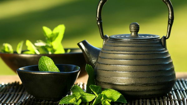Чайник с зеленым чаем