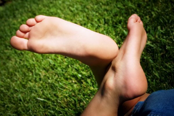 Почему потеют ноги: лечение и причины гипергидроза