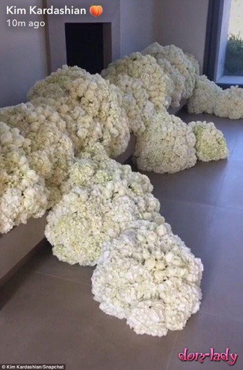 Канье Уэст поздравила Ким Кардашян с третьей годовщиной свадьбы, подарив огромные букеты из белых роз