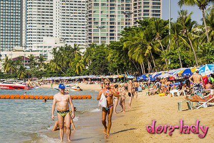 Голая пьяная туристка вызвала переполох на пляже в Таиланде