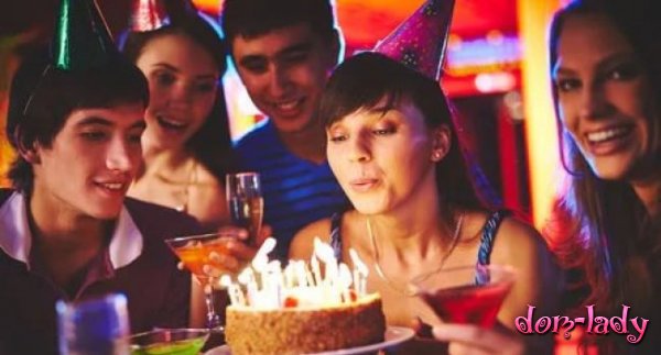 Ученые назвали опасной традицию задувать свечи на торте