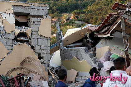 Туристы начали срочно покидать итальянский остров после землетрясения с жертвами