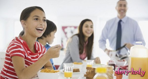 Отказ от завтрака делает кости детей слабее и уменьшает объем мозга