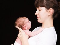Рождение ребенка существенно тормозит карьерный рост женщин