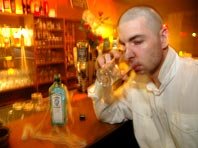 Любовь к алкогольным напиткам грозит развитием рака кожи, предупреждают врачи