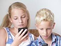 Поведение детей страдает из-за мобильных устройств, показал анализ