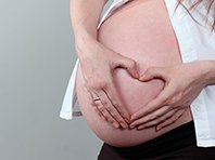 Исследователи рассказали, почему полезно трогать живот во время беременности