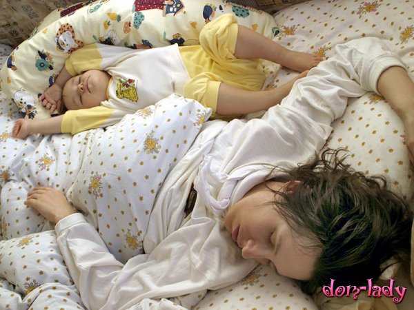 Дети должны спать с матерью минимум до трех лет, утверждает эксперт