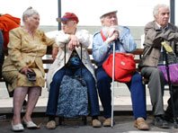 Ученые поняли, почему пожилые люди критично относятся к молодежи