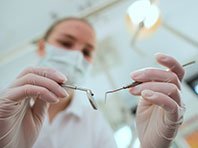 Кабинет стоматолога может стать местом передачи ВИЧ, предупреждают врачи