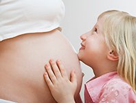 Ученые рассказали, почему ребенок толкается в утробе матери
