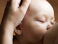 Врачи: прививать ребенка можно грудным молоком