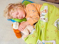 Чтобы обезопасить ребенка от наркотиков и алкоголя, обеспечьте ему крепкий сон