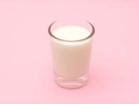 С аллергией на коровье молоко поможет справиться само молоко