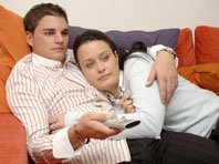 Совместный просмотр телевизора укрепляет романтические отношения