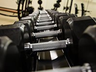 Тренировки с умеренными отягощениями помогут эффективно нарастить мышечную массу