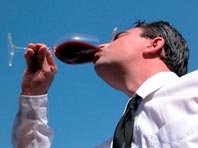 Вино названо универсальным средством против кариеса и болезней десен