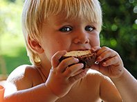 Гены заставляют детей перекусывать вредными продуктами