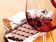 Эксперты развенчали миф о пользе вина и шоколада