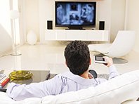 Долгий просмотр телевизора повышает риск рака толстой кишки