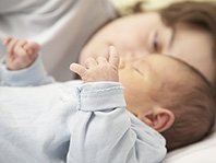 Ученые поняли, почему матери обычно держат младенцев слева