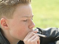 Многие подростки курят, чтобы сбросить вес, показало исследование