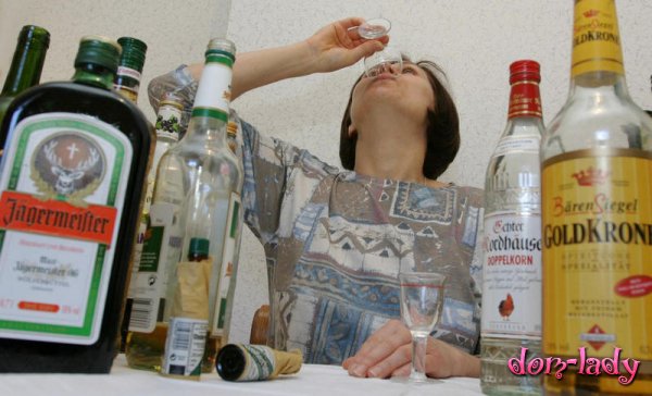 Психологи установили: работникам полезно выпить спиртное