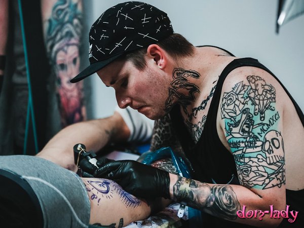 Эксперты запретили лицам с ослабленным иммунитетом делать татуировки