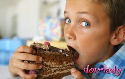 Диетологи назвали запрещенные для детей продукты