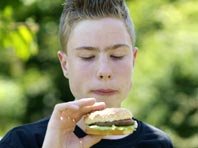 Употребление всего трех гамбургеров в неделю повышает риск развития астмы