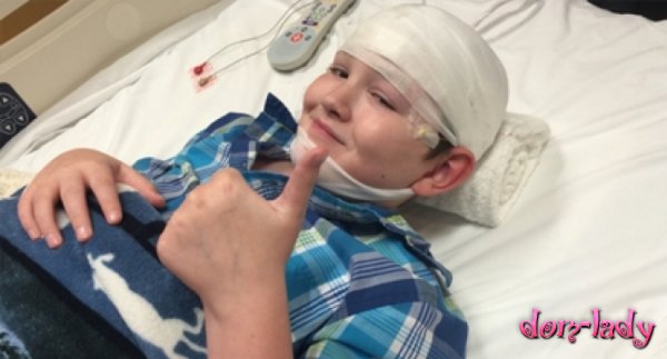 Из-за редчайшей болезни кожа 12-летнего мальчика начала каменеть