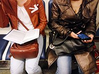 Привычка читать в метро или "на ходу" может лишить зрения