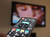 Телевизор и телефон подрывают личную жизнь людей, показало исследование