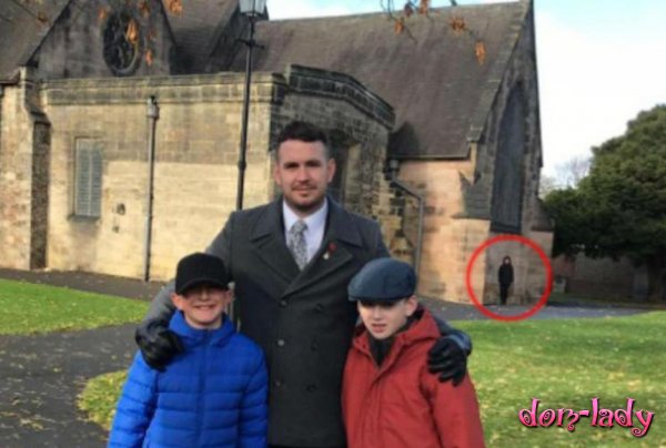 В Англии на семейный снимок у церкви попал призрак 
