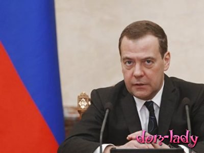 Медведев поручил следить за стабилизацией цен на ГСМ